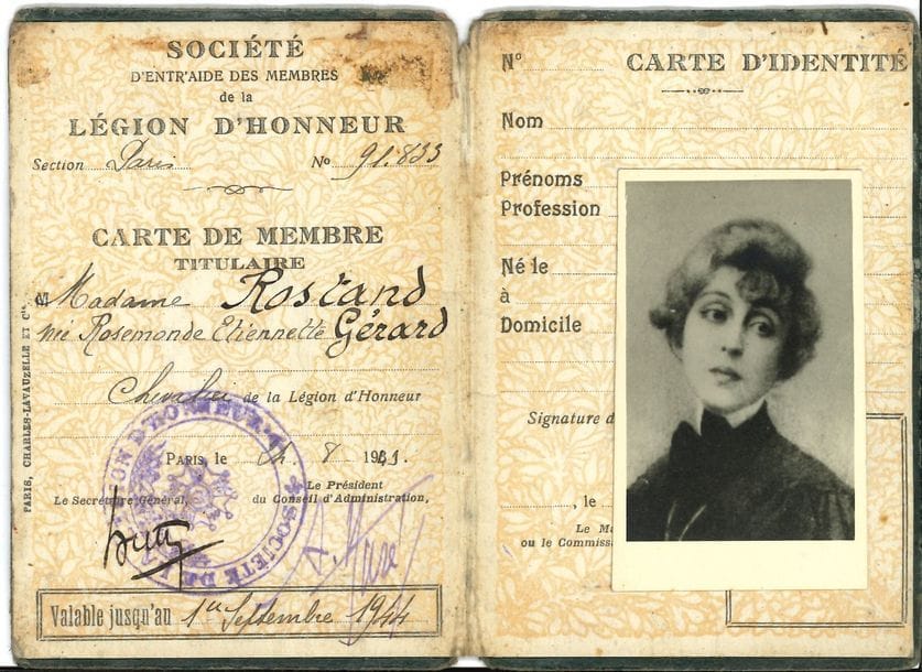 Rosemonde ROSTAND. 28 lettres, cartes, manuscrits ou pièces, dont 7 autographes ou autographes signés, les autres à elles adressés ou la concernant.

   Fragment de discours d’Edmond Rostand, copié par Rosemonde, sur Cyrano en Amérique. 3 cartes a.s. de remerciements, dont deux sous forme de quatrain, et deux au dos de cartes postales représentant sa maison à Cambo (1952 et s.d.). Envoi a.s. à Marcel Farge sur le faux-titre de Féeries (1933). Déclaration de revenus de l’année 1947, et brouillon de lettre au directeur des Contributions directes. Faire-part du mariage de Rosemonde Gérard et Edmond Rostand, et de la naissance de leur fils Maurice. Carte de concessionnaire du cimetière pour chiens d’Asnières, cartes de membre ou membre d’honneur de la Société d’entr’aide des membres de la Légion d’honneur et de l’Académie féminine des lettres (signée par Lucie Delarue-Mardrus). Poèmes à elle adressées par Benjamin Bégaud, Gaston Destrais, Georges Dubut, Marguerite Fautrel, M. de Montgomery, Marcelle Sorlin, etc. Lettres d’Henri Roujon, Jehan Marie Baril, René Puaux, Jules Michel. Article a.s. de Marcel Seuran, Les Écrivains chez eux. Madame Edmond Rostand dans sa demeure parisienne. Estimation de bijoux par Cartier. Inscriptions relevées sur les fleurs offertes à ses obsèques (éditeur, sociétés). 
 On joint 7 pochettes des éditions Kowalski à Lyon d’enveloppes et papier à lettres « Poème » (« Aujourd’hui plus qu’hier et bien moins que demain »).