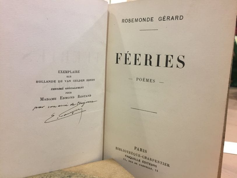Rosemonde GÉRARD. 5 ouvrages ; in-12, cartonnages, dos ornés d’une pièce avec rose dorée, couv. et dos conservés (petits accidents, pièce manquant à un dos).

   Exemplaires personnels de l’auteure. 
 Les Pipeaux (Fasquelle, 1923, ex. imprimé spécialement pour [sans nom] sur papier rose). Exemplaires sur papier de Hollande imprimés spécialement pour Madame Edmond Rostand : Féeries, roman (Fasquelle, 1933, justif. signée par Eugène Fasquelle) ; Les Masques de l’amour. Théâtre en vers (Fasquelle, 1934, justif. signée par Eugène Fasquelle) ; Edmond Rostand (Fasquelle, 1935, n° 3). Plus Les Muses françaises (Fasquelle, [1943], papier d’édition). 
 On joint un vol. broché : Rien que des chansons (Fasquelle, [1939]). Plus 2 vol. reliés avec envois à Rosemonde Gérard : Eugène Rostand, Les Sentiers unis (Librairie Hachette, [1885]) : « à ma petite amie Rose Eugène Rostand » ; Jean Richepin, Le Pavé (M. Dreyfous, 1883) : « à Rosemonde Gérard avec tous mes plus chauds compliments pour son admirable Arc-en-ciel, qui met le beau temps fixe dans sa gloire que j’aime, son dévot dévoué Jean Richepin » ; et la plaquette du discours de Paul Hervieu sur les Prix de vertu (F. Didot, 1904) avec envoi a.s. à Mme Rostand.