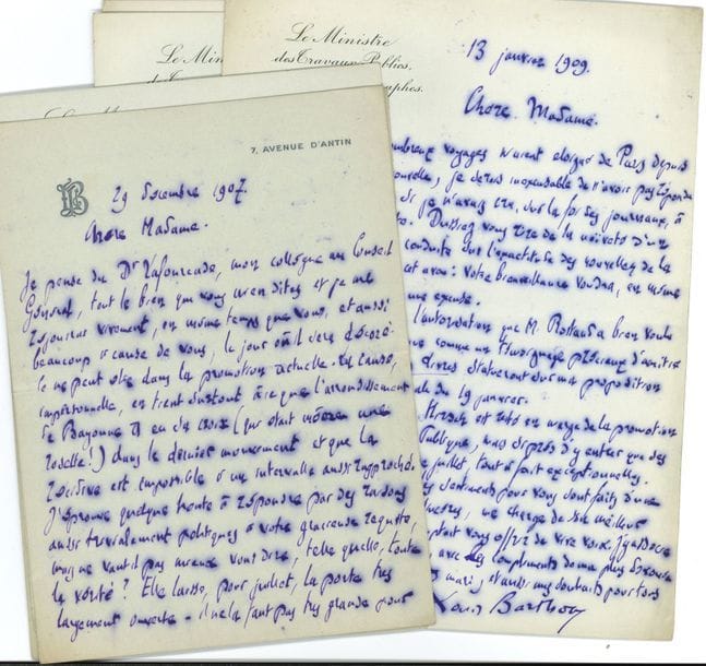 Louis BARTHOU (1862-1934) homme politique et écrivain. 12 L.A.S., 1907-1934, à Rosemonde Rostand ; 14 pages in-8, la plupart à l’encre violette et à en-tête Le Ministre des Travaux Publics... ou Le Garde des Sceaux…, une adresse.

   Correspondance amicale. 29 septembre 1907. « Je pense du Dr Lafourcade, mon collègue au Conseil Général, tout le bien que vous m’en dites et je me réjouirais vraiment, en même temps que vous, et aussi beaucoup à cause de vous, le jour où il sera décoré »… Il l’assure néanmoins qu’elle a en lui « un très actif collaborateur »… Il termine en rappelant sa promesse « de tirages sur papiers rares ! »… 24 mars 1908, au sujet de l’acquisition d’un tableau de Pascau : « Il faut l’aval de la Commission. Mais j’y ai quelques influences et elles agiront »… 23 juillet : le sous-secrétaire d’État aux Beaux-Arts n’a finalement pas décidé d’acheter le tableau mais l’a assuré de se porter acquéreur d’une autre toile de Pascau « ou d’une commande dont il se chargerait. Si ce peintre de talent veut bien me faire connaître ses intentions et sa préférence, il peut compter sur mon plus actif et dévoué concours »… 13 janvier 1909. « Charles-Henry Hirsch est resté en marge de la promotion du Ministre de l’Instruction Publique, mais si près d’y entrer que ses chances sont, pour le mois de juillet, tout à fait exceptionnelles »… 27 mai 1909 : « Aux poëtes, qui sont rois, nous ne saurions mieux offrir que des ambassadeurs, et nous mettrons à vos pieds la Russie et l’Espagne. Ne soyez pas effrayée ; leur puissance ne vaut pas la vôtre »…  23 février 1912, il la prie de transcrire, sur son exemplaire des Pipeaux, Lorsque je serai morte ou Ceci est mon testament… 17 août 1931. Félicitations pour sa décoration de la Légion d’Honneur : « évoquant avec une sincérité affectueuse ces années où nous fûmes amis, je tiens à vous dire la joie que votre promotion m’a faite. Elle était due à votre grand talent et à une œuvre qui durera. Je vous félicite »…