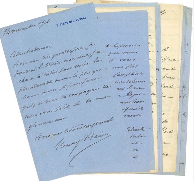 Henry BAüER (1851-1915) journaliste et critique. 10 L.A.S., Paris, Taormina, Tunis et Néville (Seine-Inférieure) 1901-1910, à Rosemonde Rostand ; 35 pages et demie in-8, qqs-unes à son chiffre, qqs en-têtes.

   Belle correspondance amicale, souhaitant revoir « la plus adorable muse » et le poète et « glorieux ami » (14 novembre 1901), se plaignant de la mauvaise foi de Calmette, « malgré les démarches si pressantes d’Edmond » (26 janvier 1902), suivie d’une réconciliation… Confession de neurasthénie… Représentations de Rostand à Tunis… Il est question de Mme Le Bargy (Simone), de Coquelin et de Chantecler dont la relecture a confirmé que « l’œuvre, la plus considérable du théâtre poétique français, allait au plus haut dans le génie lyrique » (29 mars 1910)…