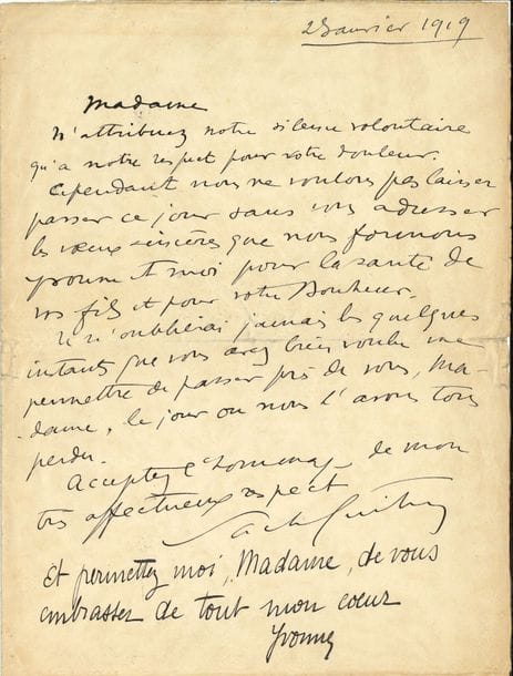 Sacha GUITRY (1885-1957). L.A.S. et P.A.S., 1918-1919 et s.d., plus une L.A.S. par Lucien Guitry, [à Rosemonde Rostand] ; 2 pages et quart in-8, 1 page petit in-4 et 1 p. in-12.

   26 place Vendôme. Lucien Guitry regrette de ne pouvoir peut-être la revoir avant son départ, étant retenu par des « gens en cohortes si serrées que je ne prévois pas l’heure où je pourrai les disperser. […] Si je ne suis pas chez vous à 7 heures pensez qu’il est, en bas, au fond de l’ombre, quelqu’un qui gémit de n’être pas auprès de vous. […] J’ai su hier par l’Aiglon que son père se porte comme un chêne »… 
 25 janvier 1919, lettre de condoléances de Sacha Guitry : « N’attribuez notre silence volontaire qu’à notre respect pour votre douleur. […] Je n’oublierai jamais les quelques instants que vous avez bien voulu me permettre de passer près de vous, Madame, le jour où nous l’avons tous perdu » ; et Yvonne Printemps ajoute 2 lignes. – Dédicace découpée : « Pour Madame Edmond Rostand en témoignage de mon admiration et de ma respectueuse amitié Sacha Guitry mars 1918 ». 
 On joint une lettre en fac-similé, et le faire-part de mariage de Lana Marconi et Sacha Guitry (novembre 1949).