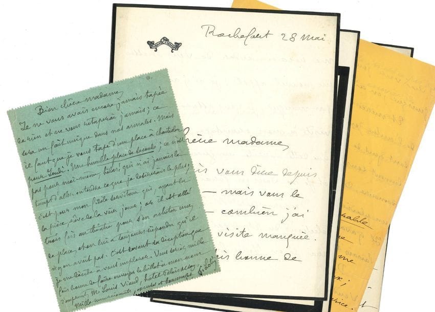 Pierre LOTI (1850-1923). 7 L.A.S., Rochefort et Hendaye [1910-1915 ?], à Rosemonde Rostand ; 19 pages formats divers, qqs à sa devise Mon mal j’enchante, une adresse.

   [31 mai 1910]. « Je ne vous avais encore jamais tapée de rien et ne vous retaperai jamais ; ce sera un fait unique dans nos annales. Mais il faut que je vous tape d’une place à Chantecler pour jeudi »… [Décembre 1911 ?]. Il a reçu « l’adorable Bon petit diable. La dédicace que vous avez bien voulu y mettre me rend le volume infiniment précieux »… 28 mai [1915 ?]. « Votre visite à mon ermitage est maintenant une dette inscrite au grand livre, et je ne vous en ferai pas grâce »… 15 août [1915 ?]. « Donc, l’heure inéluctable a sonné pour vous : il faut s’exécuter ! Pour vous recevoir avec plus d’apparat, je fais reblanchir à la chaux les murs de mes salons somptueux ; et j’attends avec impatience le petit mot m’annonçant que vous venez à midi vous asseoir à ma table d’ascète »… – « Vos amis Barthou […] m’ont appris que vous commenciez à être en confiance avec les interprètes de la pièce. Voudrez-vous dire à M. Rostand que je m’y intéresse autant que si elle était mon œuvre ; de tout cœur je souhaite et j’attends anxieusement l’immense succès que je prévois »… – Il a attendu son fils pour qu’il l’accompagne à Arnaga : « nous viendrons avec joie quand vous voudrez »… Etc.