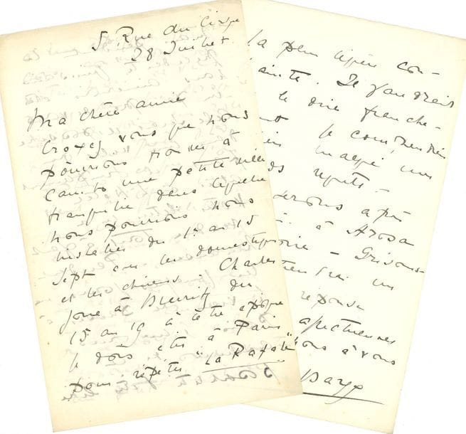 Madame SIMONE (1877-1985) actrice et femme de lettres. 2 L.A.S. « Simone Le Bargy », [1905, à Rosemonde Rostand] ; 3 pages in-4 et 5 pages in-8.

   Belles lettres de celle qui sera la Faisane dans Chantecler (et flirta avec Rostand). Londres. Le journal lui fait une agréable surprise « mais je n’ose y croire. […] est-ce que votre mari aurait pensé à moi ? Si cela était vrai comme ce serait gentil de me dire oui ! ». Elle est à Londres pour jouer L’Adversaire « avec des gens inouïs qui ne veulent jamais me regarder pendant qu’ils me parlent et qui pour sortir d’un salon donnent un petit coup de poing autoritaire sur les battants de la porte qui s’ouvre et se referme parce qu’il y a derrière 2 machinistes attentifs. Mais tout cela m’a beaucoup amusée et j’ai trouvé le public le plus délicieux, des gens sensibles qui en applaudissant semble aimer surtout votre personne vous-même, vos yeux ou la forme de vos mains et c’est assez agréable »… Paris 28 juillet. Charles [Le Bargy, son mari] jouera à Biarritz du 15 au 19 septembre, « à cette époque je dois être à Paris pour répéter La Rafale mais pendant la précédente quinzaine nous aimerions être un peu près de vous. Cela serait-il possible dans une villa ou faut-il simplement aller à l’hôtel ? » Elle s’est arrangée pour « être libre à une époque qui je crois conviendrait à votre mari et vous pensez bien que lorsqu’il s’agit de jouer un rôle dans une pièce d’Ed. Rostand et que l’on veut m’offrir une joie aussi délicieuse et glorieuse je ne songe ni s’il faut se trouver là ou se maquiller autrement ou se coiffer à la chinoise ou se mettre un petit habit de plumes. Ce n’est donc pas moi qui ai besoin de réfléchir c’est l’auteur »…