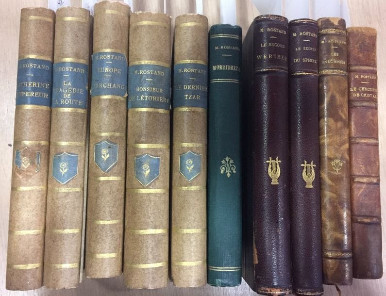 Maurice ROSTAND. 10 volumes ; in-12, reliés ou cartonnés (6 avec pièce de dos à la rose dorée pour les ex. de Rosemonde), la plupart avec couvertures conservées (qqs défauts).

   Le cercueil de cristal, roman (Flammarion, 1920) ; Les Insomnies, poèmes (id., 1923) ; Le secret du Sphinx, pièce… (id., 1924, un des 25 h.c. sur papier de couleur impr. spécialement pour l’auteur) ; Le second Werther, roman (id., 1927, sur papier vert d’eau non signalé à la justif.) ; Morbidezza, poésies (id., 1928) ; Le dernier Tzar, pièce… (id., 1929) ;  Monsieur de Létorière, pièce (Fasquelle, 1931, ex. sur papier de Hollande impr. spécialement pour Mme Edmond Rostand) ; Europe, tragédie… suivie de L’Archange, pièce… (Flammarion, 1937) ; Catherine Empereur, pièce… (Les Éditions théâtrales, 1938, un des 10 ex. sur Hollande, n° 8) ; La tragédie de la route, roman (Flammarion, 1943). 
    On joint une boîte cartonnée de photographies (24 photographies (originales ou retirages), 3 plaques de verre, 43 négatifs) : famille Rostand, principalement Rosemonde et Maurice, intérieurs, etc.