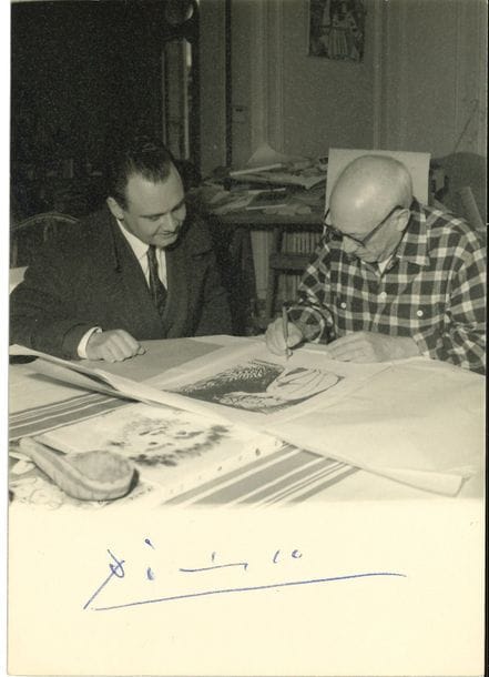 Pablo PICASSO (1881-1973). Photographie signée « Picasso », [1956] ; 14,7 x 10,5 cm.

   Photographie originale représentant Picasso à la Californie signant des lithographies aux côtés de Pierre Bertrand éditeur du livre de Cocteau, Picasso de 1916 à 1961.