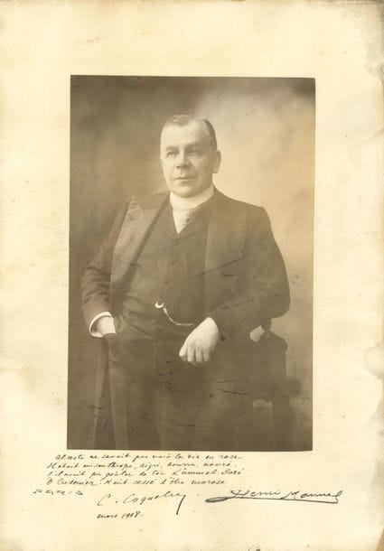 Constant COQUELIN aîné (1841-1909) acteur. Photographie avec quatrain autographe signé, mars 1908 ; environ 22 x 14,5 cm sur carte 33 x 23 cm à la marque du photographe.

   Portrait par Henri Manuel de l’acteur accoudé à une chaise, une main dans la poche droite du pantalon. En dessous, Coquelin a écrit ces vers vantant les effets antidépresseurs d’une célèbre liqueur de Cusenier : 
 « Alceste ne savait pas voir la vie en rose. 
  Il était misanthrope, aigri, bourru, navré. 
 S’il avait pu goûter de ton Kummel Doré. 
  Ô Cusenier ! Il eût cessé d’être morose ».
