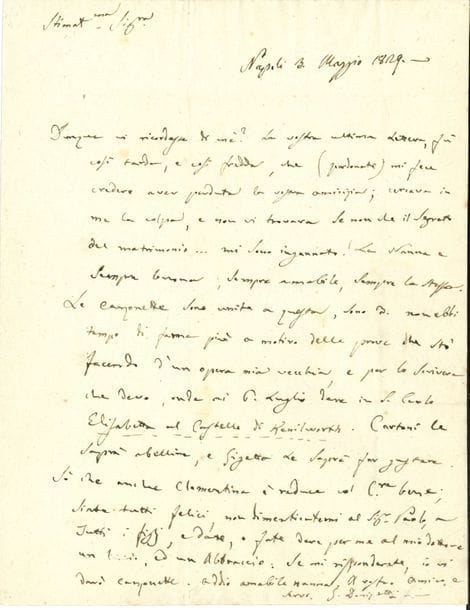Gaetano DONIZETTI (1797-1848). L.A.S., Naples 3 mars 1829, à Anna Carnevali à Rome ; 1 page in-4, adresse ; en italien.

   Charmante lettre à une amie. Enfin elle se souvient de lui ! Sa dernière lettre était si tardive et si froide qu’il a cru avoir perdu son amitié. Il cherchait en lui le blâme et pensait pouvoir trouver l’explication dans le secret du mariage, mais il avait tort. Nanna est toujours aussi bonne et aimable… Il annonce l’envoi de trois petites chansons. Il n’a pu lui écrire plus tôt, ayant été occupé par les répétitions d’un de ses anciens opéras, Elisabetta al castello di Kenilworth, qui nécessitait quelques remaniements avant d’être joué le 6 juillet à l’Opéra San Carlo : « Cartoni l’embellira, et Sigetto saura le rendre divertissant »… Il termine en la priant de saluer quelques proches de sa part. « Si jamais vous me répondez, je vous écrirai davantage de chansons »…