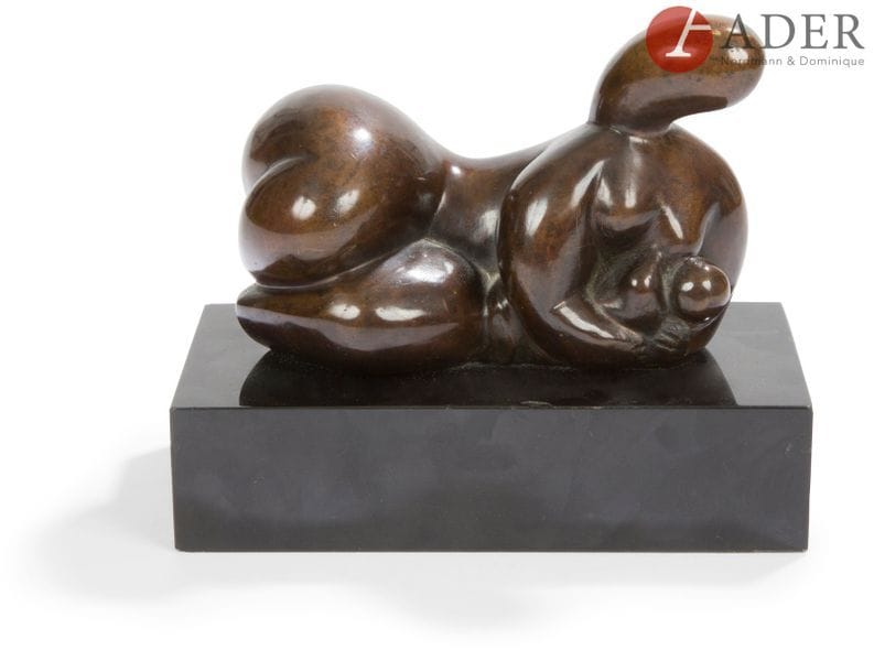 Louis BANCEL (1926-1978)
Femme allaitant
Épreuve en bronze patiné.
Signée et numérotée sur 8 à la base.
Cachet du fondeur « E. Godard - Cire perdue ».
Socle en marbre noir (égrenures).
10.5 x 16.5 x 8 cm