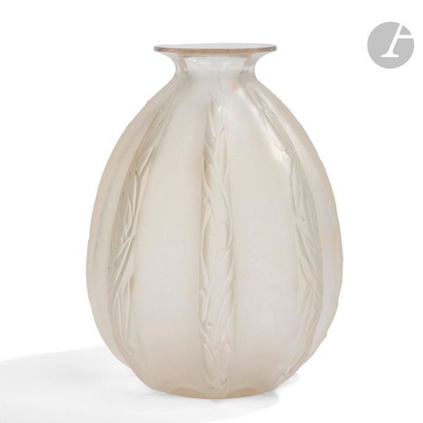 SABINO France 
Oliviers 
Vase piriforme côtelé à col évasé. Épreuve en verre blanc soufflé-moulé et, en partie, satiné. Signé SABINO France à la pointe sous la base. H. 23 cm 