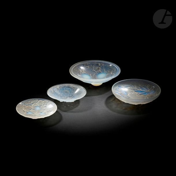 VERRIERS DIVERS 
4 ŒUVRES 
ETLING FRANCE
Vigne vierge 
Coupe circulaire. Épreuve en verre opalescent moulé-pressé. Signée ETLING France et porte le numéro 79 dans le décor. D. 30 cm 
P. D’AVESN (1901-1990) (PIERRE GIRE, DIT)
Dahlias pompon 
Coupe circulaire. Épreuve en verre moulé-pressé légèrement opalescent. Signée P. D’AVESN - France dans le décor. D. 25 cm 
ARVERS - ANDRé DELATTE (1887-1953) à RIVE-DE-GIER
- Noisettes 
Coupe circulaire. Épreuve en verre opalescent moulé-pressé. Signée ARVERS France dans le décor. D. 24 cm 
- Hortensias 
Coupe circulaire. Épreuve en verre opalescent moulé-pressé. Signée ARVERS - France vers le pourtour. D. 35 cm 