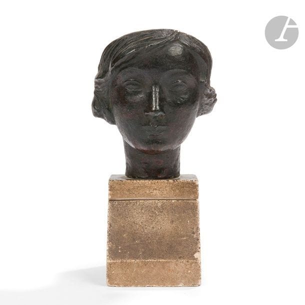 GEORGES MATHEY (1887-1915)
Tête de jeune femme, [1914]
Portrait sculpté. Épreuve en bronze à patine brun nuancé. Fonte d’édition ancienne. Socle en pierre. Petites égrenures sur les arêtes de la base. Signé G MATHEY et daté 1914 à la base du cou. H. bronze seul 9 cm - H. totale 15 cm 