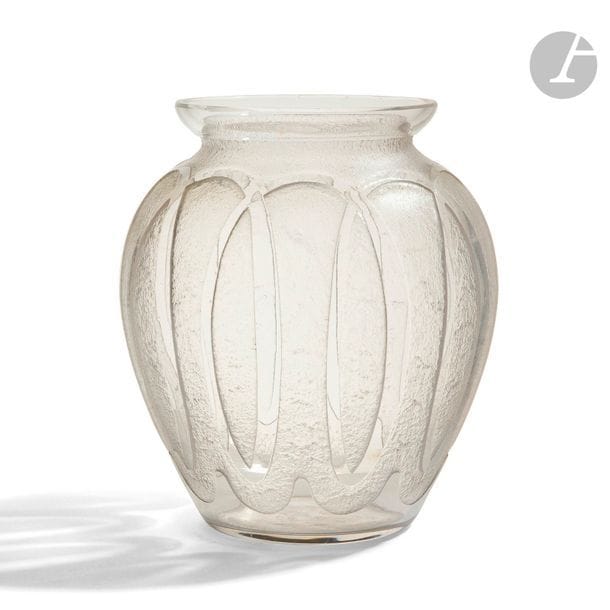 DAUM NANCY FRANCE
Motifs géométriques
Vase ovoïde à large col annulaire. Épreuve en verre clair au décor tournant dégagé à l’acide. Signé DAUM Nancy France, gravé vers la base. H. 20 cm