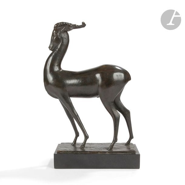 TRAVAIL DES ANNÉES 1930 ATTRIBUÉ À RICCARDO ROSSI (1911-1983) 
Antilope
Sculpture. Épreuve en bronze patiné noir nuancé. Fonte d’édition ancienne, vers 1930. Socle en marbre noir. Signée R. ROSSI et porte un cachet Cire Perdue sur la base. H. totale 32,5 cm - H. bronze seul 29 cm 