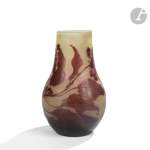 ÉTABLISSEMENTS GALLÉ (1904-1936) 
Lierre en fruits 
Vase piriforme. Épreuve en verre multicouche au décor, dégagé à l’acide, traité chocolat sur fond vert amande. Signé GALLÉ, en réserve gravé à l’acide. H. 23 cm