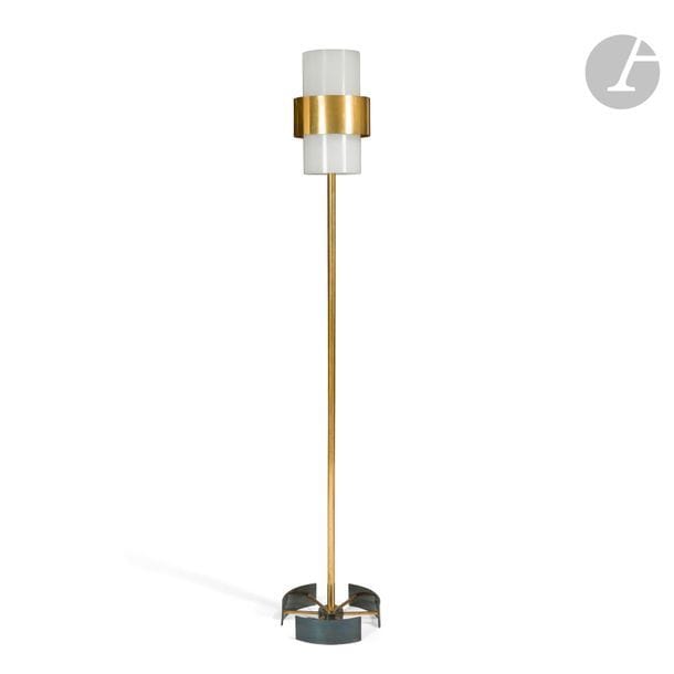TRAVAIL DES ANNÉES 1950/60
Lampadaire en laiton et métal patiné canon de fusil à éclairage borne. La base figurant une roue au cerclage ajouré, le fût cylindrique, le réflecteur en perspex agrémenté d’un cylindre de laiton. Frottement et oxydations à la base. 
H. 165 cm 