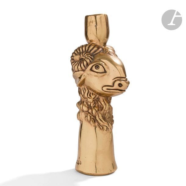 JEAN MARAIS (1913-1998) 
Bélier 
Grand bougeoir de table. Épreuve en bronze doré. Pique-cierge accidenté. Signé JEAN MARAIS sur l’arrière. H. 33,5 cm 
