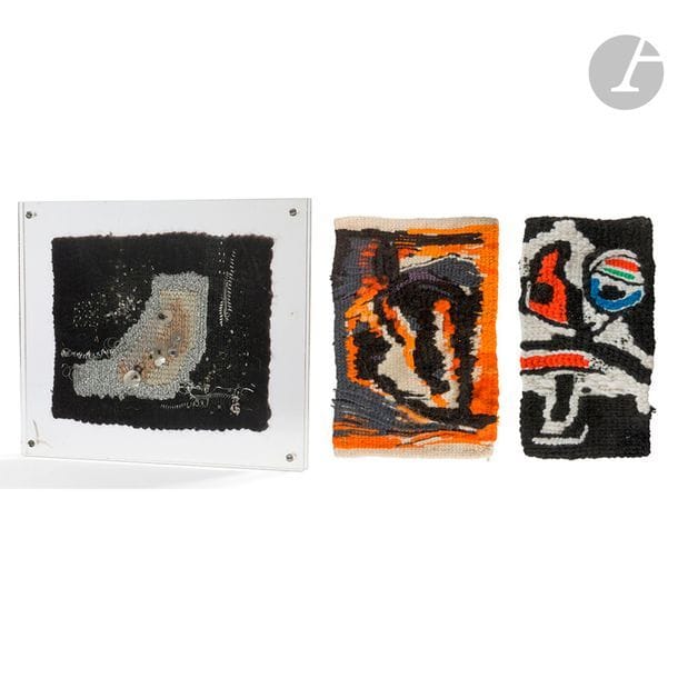 Évelyne PICARD (1928-2018) 
3 ŒUVRES
Zita
Tapisserie d’artiste en laine polychrome, fils métalliques, sequins et perles, montée entre deux plaques de plexiglas. Pièce unique. Signée du monogramme de l’artiste dans la trame en bas à droite. Porte au dos un bolduc indiquant Pièce Unique de PICARD en bas à droite. Frottements et une fissure en étoile au plexiglas. Tapisserie 14 x 17 cm environ - Cadre plexiglas : 20 x 23 cm 
Sans titre
Tapisserie d’artiste miniature en laine et perles. Pièce unique. Non signée. 26 x 15 cm environ
Gouma
Tapisserie d’artiste miniature en laine. Pièce unique. Signée du monogramme de l’artiste dans la trame en bas à gauche. Porte au dos un bolduc indiquant PICARD exécuté main haute lisse « GOUMA ». 22 x 16 cm environ