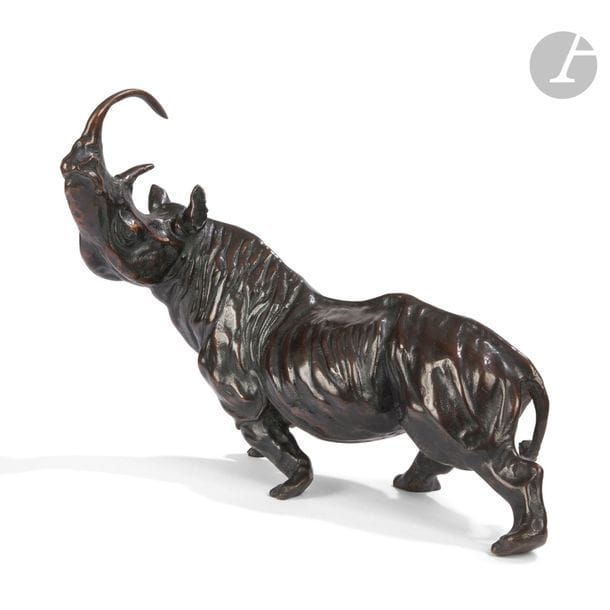 JOSÉ MARIA DAVID (1944-2015)
Rhinocéros, Épreuve d’artiste II/IV
Sculpture. Épreuve en bronze à patine brune. Signée J.M. DAVID et numérotée E. A. II/IV sous la patte postérieure gauche. H. 28 cm - L. 35 cm