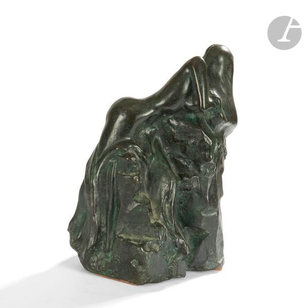 YANN DELACOUR (NÉ EN 1975) 
Nu au rocher, [1990]
Sculpture. Épreuve en bronze patiné vert nuancé. Signée Y. DELACOUR, porte les lettres BC et le justificatif de tirage 2/8. H. 22,5 cm 