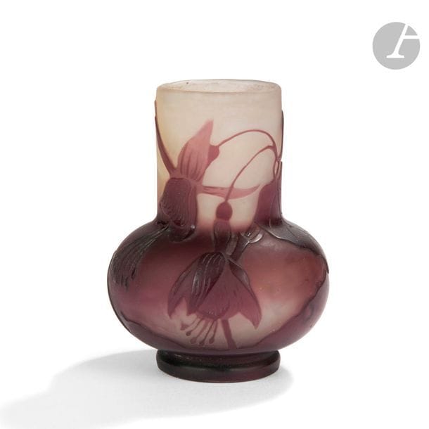 ÉTABLISSEMENTS GALLÉ (1904-1936) 
Fuchsias 
Petit vase oignon sur talon et à haut col cylindrique. Épreuve en verre multicouche au décor, dégagé à l’acide, traité violet sur fond gris nuancé de jaune vers le col et violet en partie basse. Signé GALLÉ, en réserve gravé en camée à l’acide. H. 9,5 cm