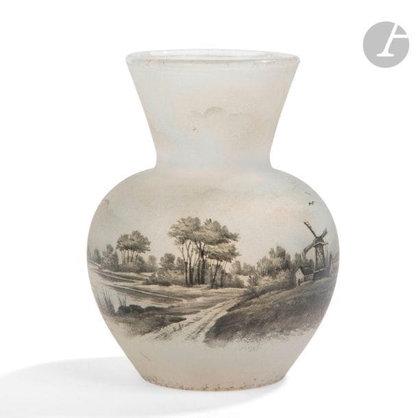DAUM NANCY
Paysage au moulin et aux voiliers
Vase sphérique à col cornet. Épreuve en verre légèrement opalescent au décor tournant traité à la façon d’une grisaille. Signé et situé DAUM Nancy à la Croix de Lorraine, à l’or sous la base. H. 8,2 cm