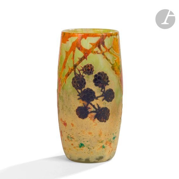 DAUM NANCY
Mûres
Vase légèrement navette. Épreuve en verre multicouche au décor dégagé à l’acide et traité en polychromie aux poudres de vitrification. Signé DAUM Nancy à la Croix de Lorraine, en gravure sous la base. H. 12,5 cm