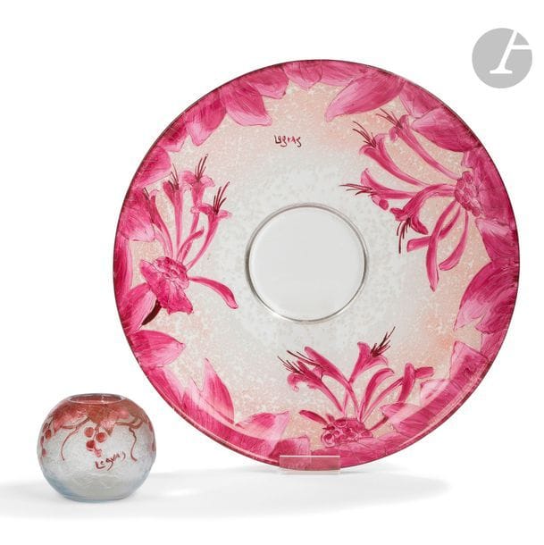LEGRAS 
2 ŒUVRES 
Groseilles 
Vase boule. Épreuve en verre ; le décor dégagé à l’acide et émaillé framboise sur fond traité en granité. Signé LEGRAS, en réserve gravé en camée à l’acide. H. 8 cm
Fleurs de tabac 
Coupe circulaire. Épreuve en verre ; le décor dégagé à l’acide et émaillé framboise sur fond granité à effet givré. Signé LEGRAS, en réserve gravé en camée à l’acide. D. 36 cm 