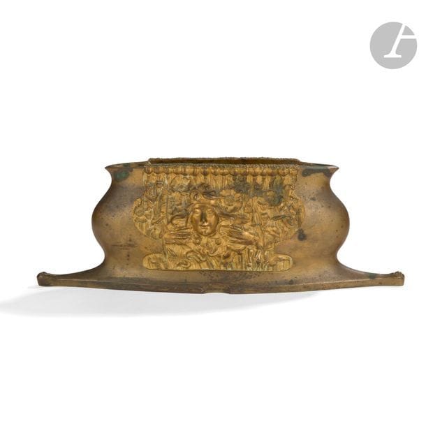 Charles KORSCHANN (1872-1943) 
Femme fleur et Fleurs
Jardinière. Épreuve en bronze doré à décor en relief double face. Altérations, oxydations et usures à la dorure. Signée Charles KORSCHANN Paris sur la base et marquée du cachet du fondeur LOUCHET sous la base. 13,5 x 40 x 8 cm 