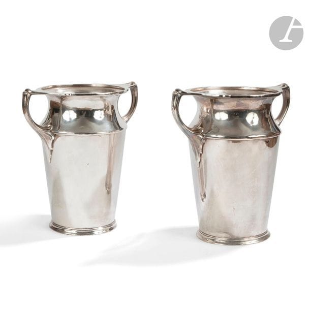 CHRISTOFLE 1901/1902
Grande paire de vases en métal argenté à deux anses feuillagées. Ancienne réparation à la bordure intérieure. Hauteur : 26,8 cm - diamètre : 16,8 cm

Ce lot a été décrit par Mme Claire Badillet (membre CNES), expert en argenterie ancienne et moderne.