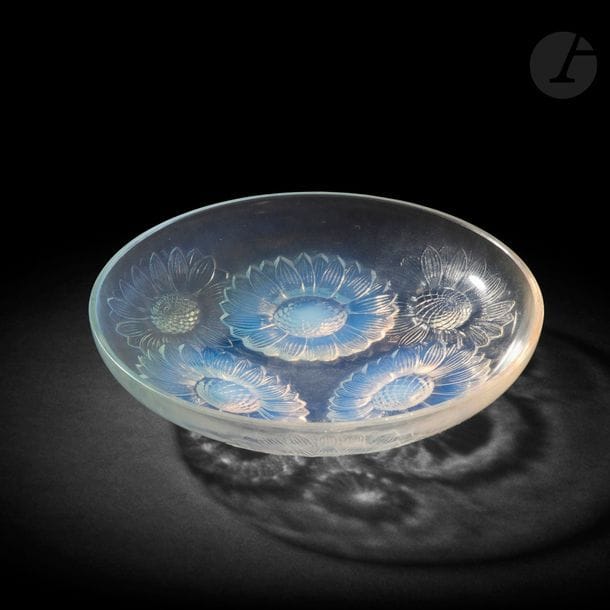 RENÉ LALIQUE (1886-1945) 
Vernon, le modèle créé le [13 novembre 1928]
Coupe. Épreuve en verre moulé-pressé opalescent (Réf. Marcilhac 395). Signée R. LALIQUE France vers le pourtour. D. 22 cm 