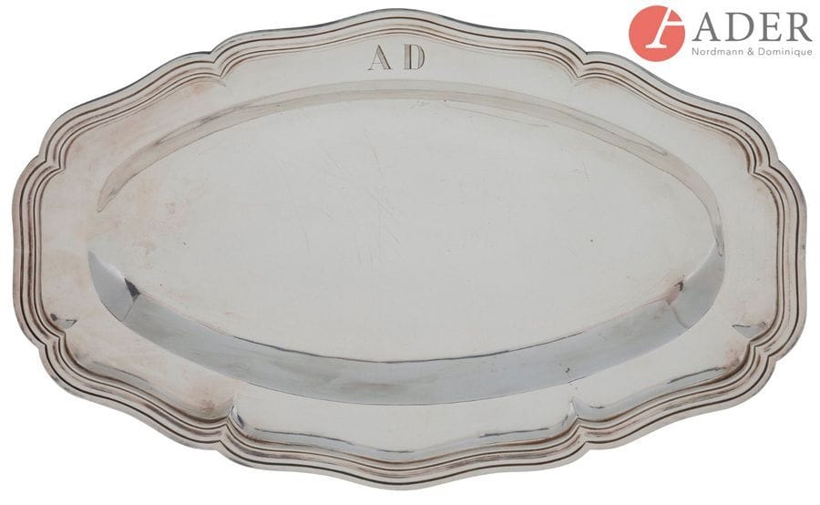 MAISON FRENAIS
Série de sept plats ovales et deux plats ronds polylobés en métal moulurés de filets chiffrés AD sur le marli : une suite de trois (longueur : 42,5 cm - largeur : 26,5 cm), une suite de deux (longueur : 34,5 cm - largeur : 22,8 cm), une suite de deux (longueur : 30 cm - largeur : 20,2 cm) et une suite de deux (diamètre : 21,9 cm)