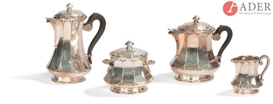 PARIS 1921 - 1931, GALLIA / CHRISTOFLE
Thé café en métal argenté composé de quatre pièces : cafetière, théière, sucrier et pot à lait. Modèle à pans concaves alternés de « gouttes » en rappel sur le piédouche.
Bon état de l’argenture. Charnière de la théière à ressouder.
Poinçon : tête de chat et les lettres CC pour Charles Christofle et en toutes lettres : Orfèvrerie Gallia
Hauteurs : 18 cm - 15 cm - 10 cm et 7,5 cm