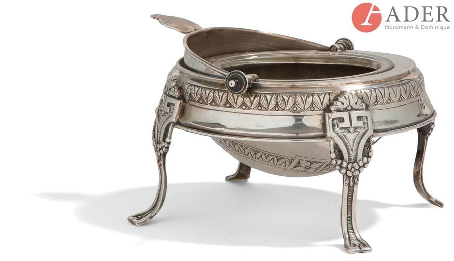 PORTO, 1886 - 1938
Bol à caviar en argent (833 ‰) de forme ronde quadripode, à décor néo-Louis XVI de rosaces alternées de palmettes et rangs de points.
Récipient en verre accidenté en bordure
Poids Net : 612,40 g - hauteur : environ 16,5 cm