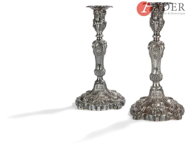 SHEFFIELD, 1848 - 1849 et 1852 - 1853
Deux bougeoirs en argent formant paire et leurs bobèches, la base chantournée, le fût à pans en rappel sur le binet, à décor rehaussé de bouquets fleurs, coquilles et médaillons.
Orfèvre : CRESWICK and Co
Poids brut : 2668,70 g - hauteur : 29,2 cm