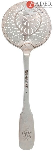 BAYONNE, CIRCA 1775 - 1780 (lettre N)
Cuiller à sucre en argent, modèle uniplat, chiffrée au XIXe siècle sur la spatule de lettres entrelacées.
Maître orfèvre : I.I (Helft n°197) non identifié
Poids : 93,60 g - longueur : 22,4 cm