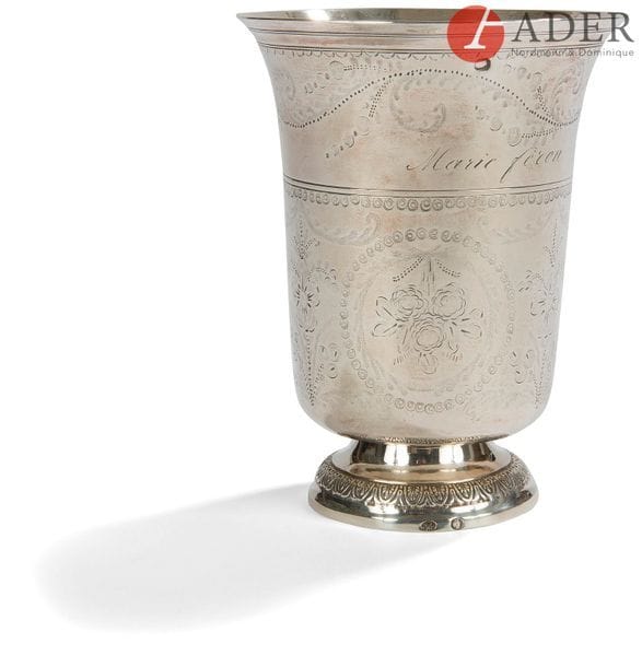 TROIS TIMBALES EN ARGENT 
Deux sur piédouche et une à fond plat, ciselées de motifs floraux et feuillagés.
PARIS 1809 - 1819 (2) et PARIS 1798 - 1809 - 
État : déchirure en bordure sur l’une, usures au décor
Poids total : 232,10 g - hauteur : 7,6 cm - 9,3 cm - 11,7 cm