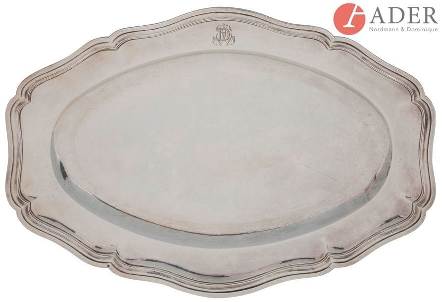 DEBAIN ET FLAMANT, XIXe Siècle
Plat ovale en argent mouluré de filets, chiffré de lettres entrelacées sur le marli.
Poinçon minerve
Poids : 1367,10 g 
Longueur : 49,3 cm - largeur : 33,8 cm