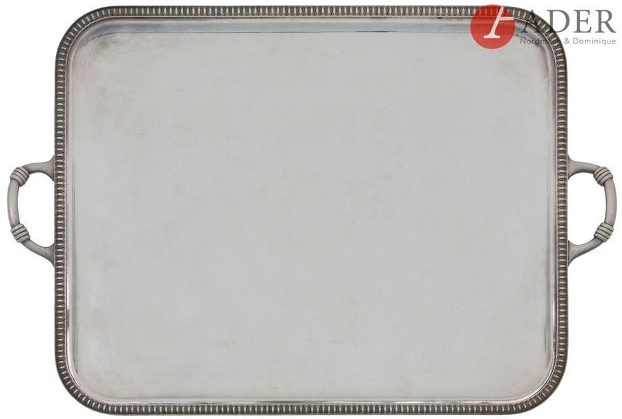 GRAND PLATEAU EN MéTAL ARGENTé MOULURE D’OVES
Longueur sans les anses : 62 cm - largeur : 49 cm
On y joint un lot de métal argenté composé de cinq assiettes et plats moulurés de torsades.