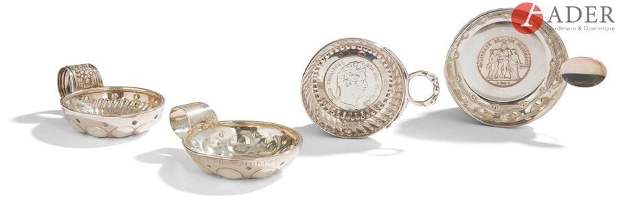 QUATRE TASSES à VIN 
En argent, trois poinçonnées à la minerve du XIXe siècle avec inclusion de pièces datées de 1836 et 1875, la quatrième repoussée de cupules gravée L. PIGNERET DE MOROGE, poinçon 1819 - 1838 Bourgogne, deuxième titre.
Poids : 272,30 g