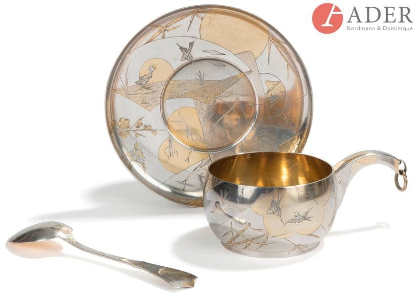 JAPONISME, CIRCA 1880 - ORFèVRE F. NICOUD 19 BLVD DE STRASBOURG PARIS
Saucière en argent complète de son dormant et sa cuiller, l’intérieur en vermeil, elle est ciselée de motifs japonisants dans des réserves : oiseaux, branchages et grenouilles.
Poinçon minerve
Poids : 592 g
Diamètre du dormant : 17,6 cm - saucière : 10 cm