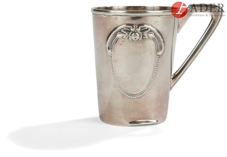 CINQ TIMBALES EN ARGENT
Trois à fond plat, la quatrième sur piédouche ciselée de feuillages poinçonnées minerve, la cinquième à anse d’origine allemande (fin du XIXe début du XXe siècle).
Poids : 431,60 g - hauteur : entre 11,4 cm et 7,5 cm