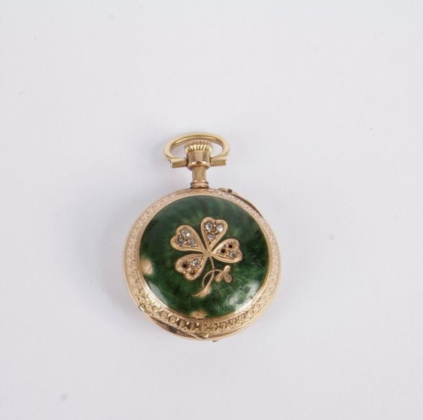 Montre de col en or 18K (750), le fond émaillé agrémenté d'un trèfle. Poids brut: 14,7 g (manques)