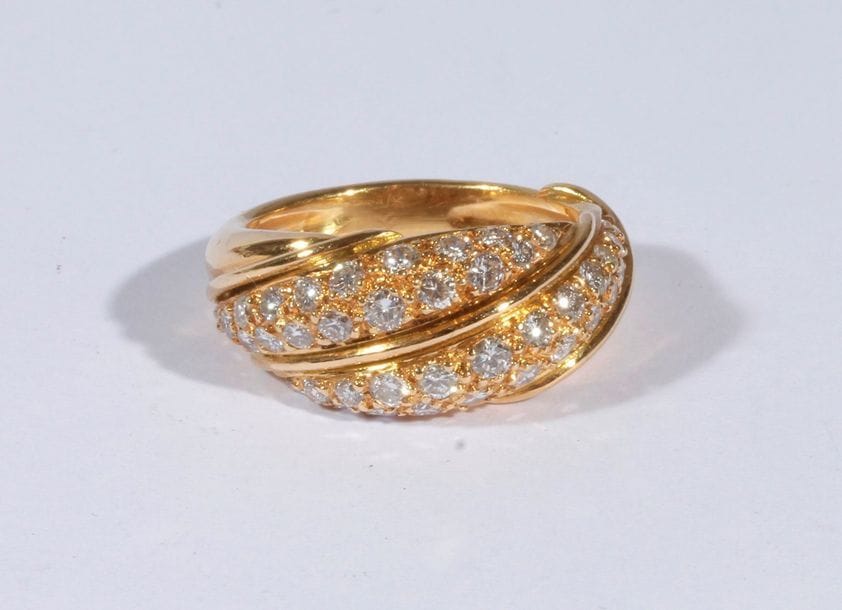 Bague en or 18K (750), ornée de diamants pavés. Tour de doigt: 52. Poids brut: 7,2 g