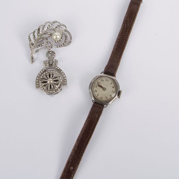 Lot de deux montres pour dame en argent, l'une de poche (signée Bucherer), ornée de marcassites, retenue par une broche, l'autre bracelet. Poids brut: 32,6 g