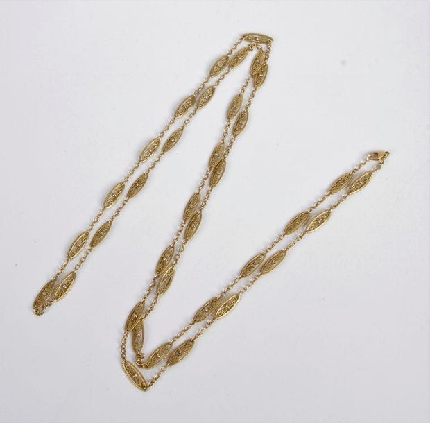 Sautoir en or 18K (750), articulé de maillons ovales filigranés. Travail français du début du XXe siècle. Poids: 34,3 g