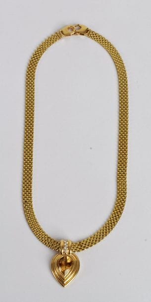 Collier ruban en or 18K (750) retenant en pendentif un cœur en or 18K godronné, serti d'une citrine en forme de goutte, la bélière agrémentée de diamants ronds. Poids brut: 35,1 g
