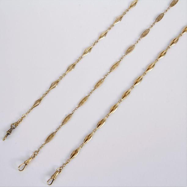 Lot de 3 chaînes giletière en or 18K (750). Travail français de la fin du XIXe siècle. Poids: 54,5 g