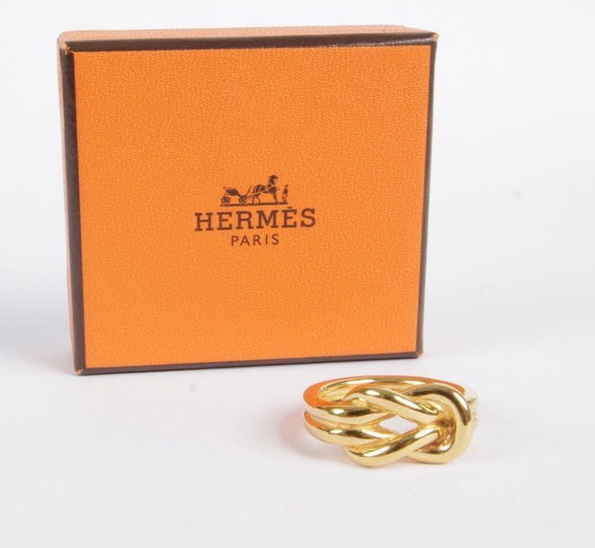 HERMÈS. Passe-foulard en métal. Signé. Dans sa boîte.