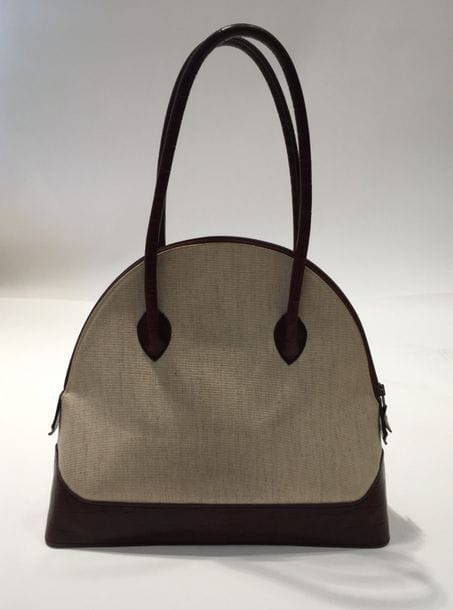 Yves  Saint Laurent rive Gauche
Grand sac porté épaule en toile écru et cuir façon croco bordeaux. 
36 x 33 x 12 cm. 
Excellent état extérieur, usures intérieures.