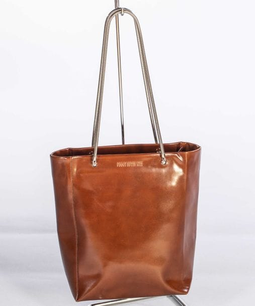 Peggy Huynh Kinh
Sac cabas porté épaule en cuir glacé de couleur havane. Chaînes tubogaz en métal argenté. Une poche intérieure zippée. Petites marques aux coins mais jamais porté, excellent état général.
30 x 22 x 11 cm.